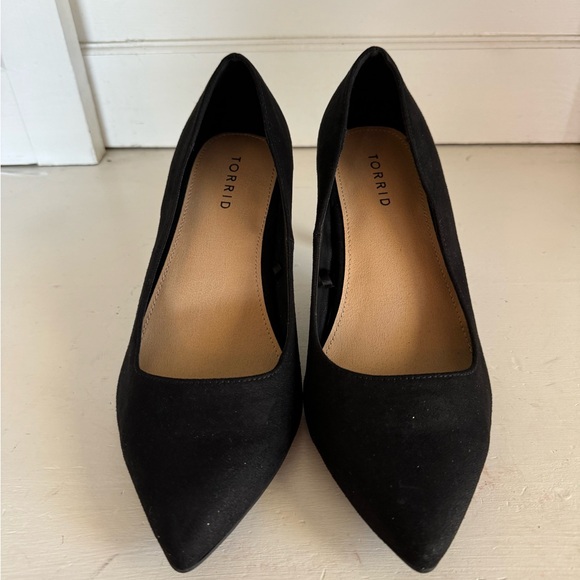 Torrid black faux suede heels size 8 1/2 wide width - Picture 3 of 9
